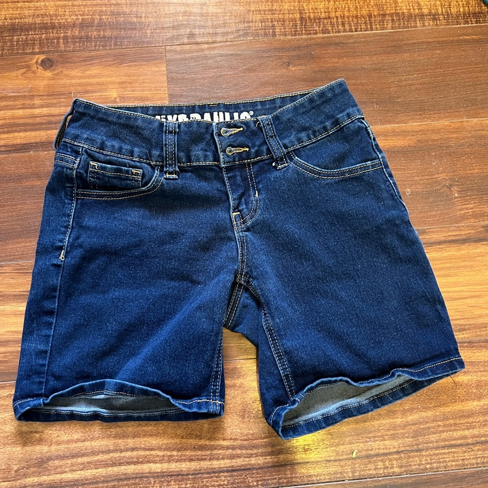Hydraulic dark washed Jean shorts. 5 pocket
